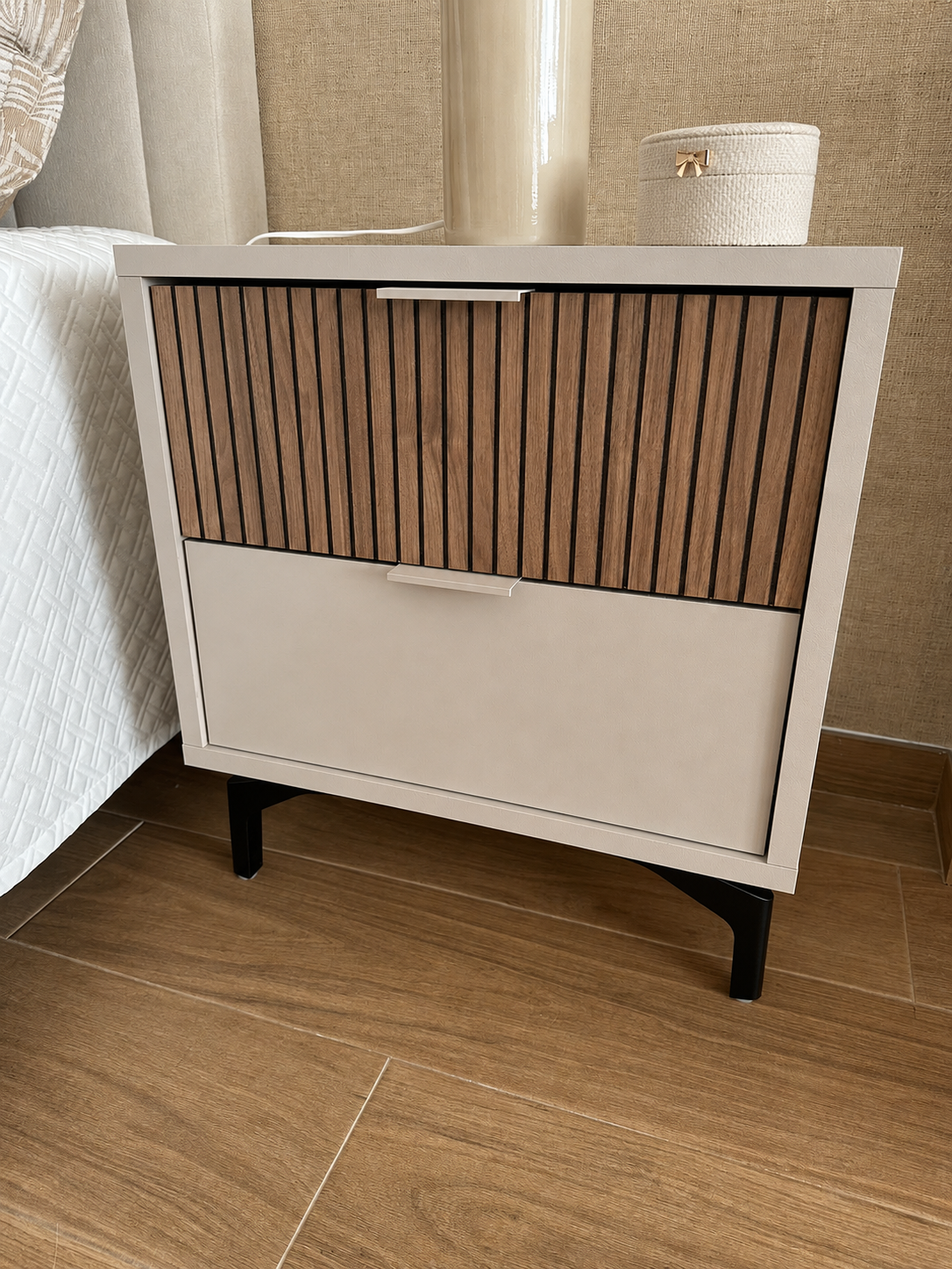 MESA CABECEIRA CANNETTE CASHMERE/NOCE CARAMELLO 55X40X61Cm